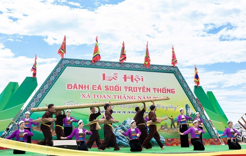hang nghin nguoi tray hoi danh ca suoi doc dao o phu tho hinh anh 18