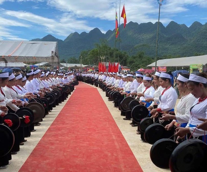 hang nghin nguoi tray hoi danh ca suoi doc dao o phu tho hinh anh 3