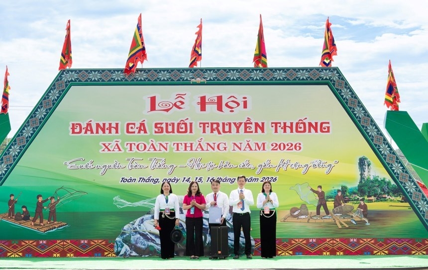 hang nghin nguoi tray hoi danh ca suoi doc dao o phu tho hinh anh 17