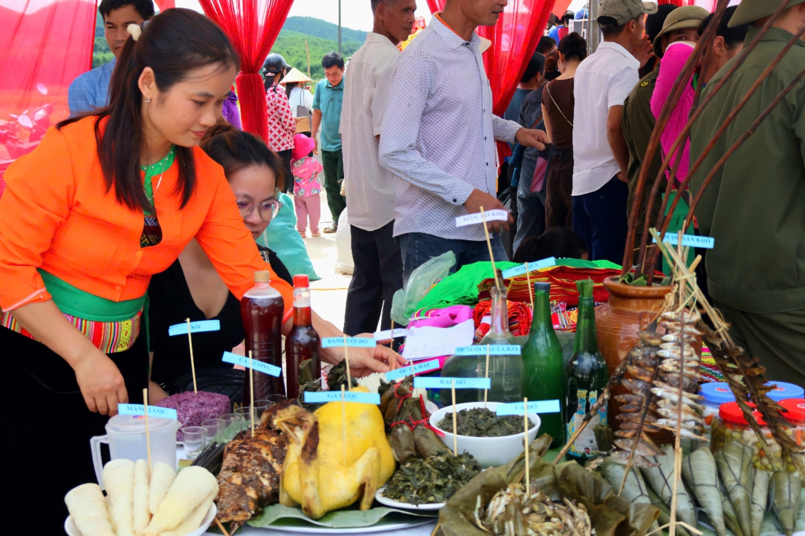 hang nghin nguoi tray hoi danh ca suoi doc dao o phu tho hinh anh 4