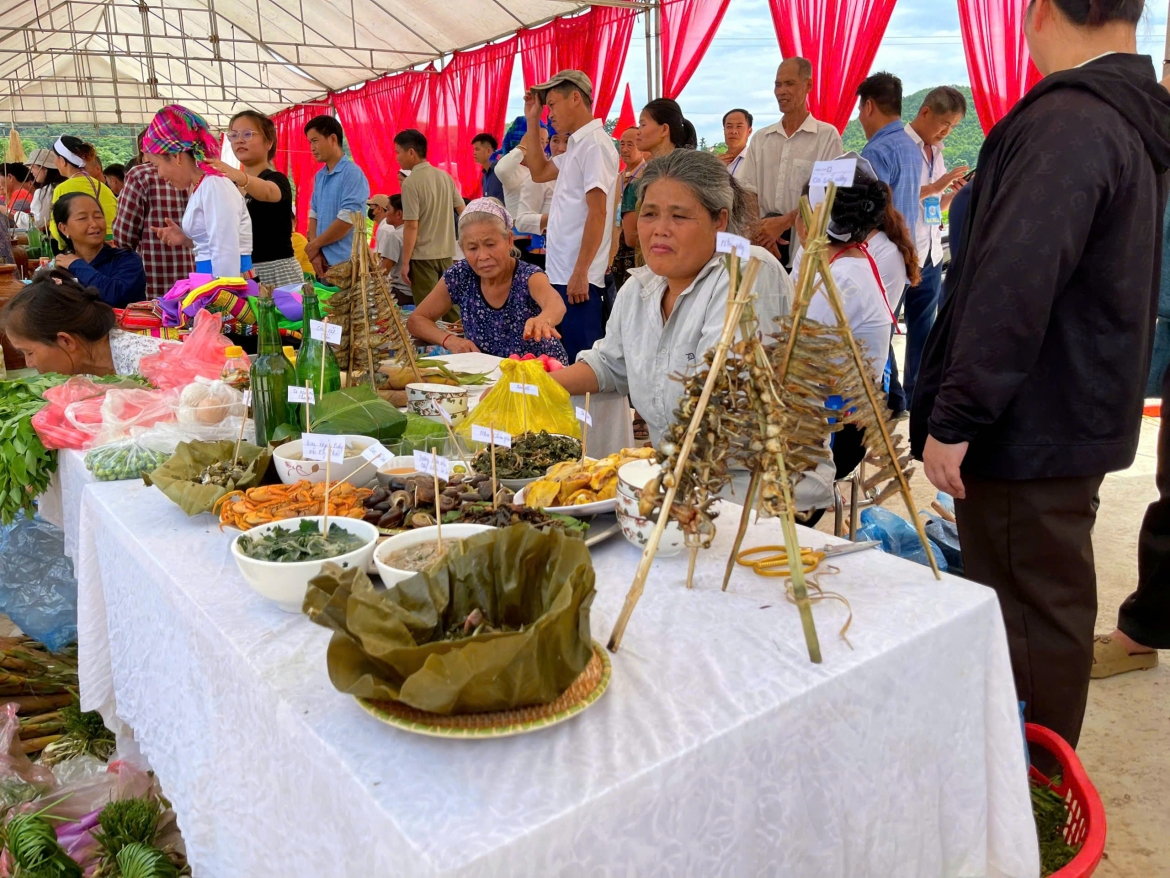 hang nghin nguoi tray hoi danh ca suoi doc dao o phu tho hinh anh 8