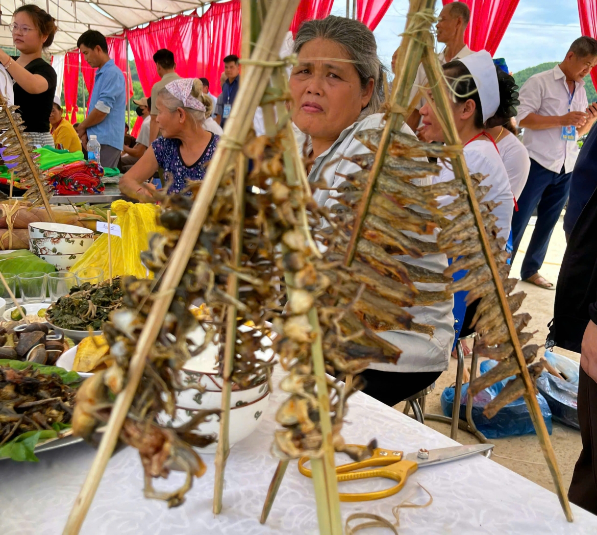 hang nghin nguoi tray hoi danh ca suoi doc dao o phu tho hinh anh 9