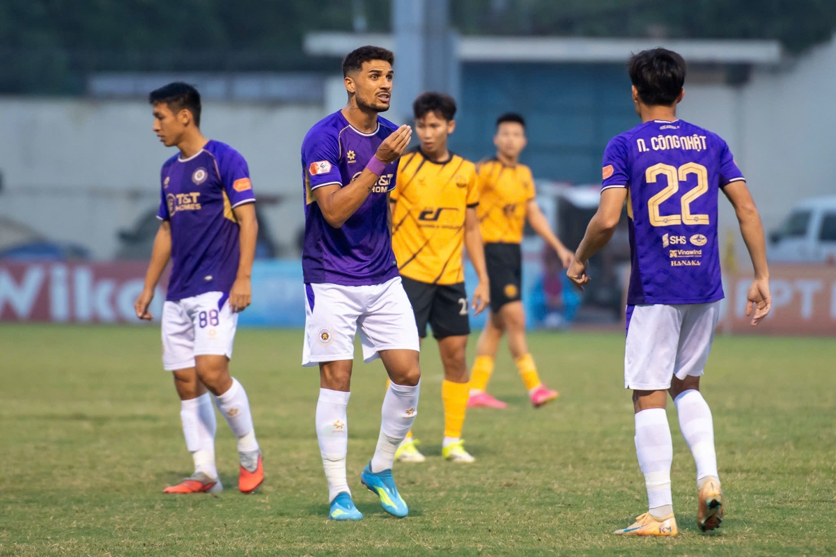 ha noi fc thung hang cong o vong 23 v-league hinh anh 1