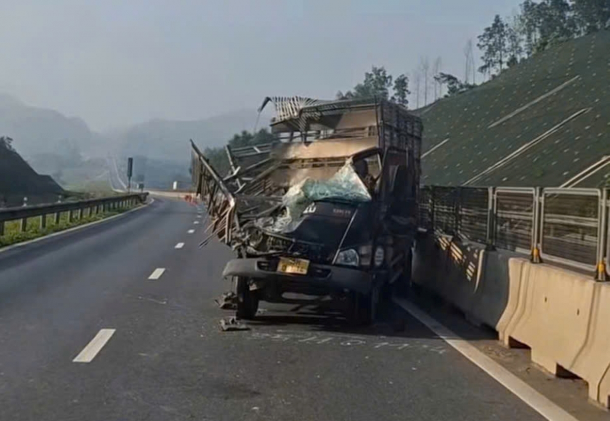 O to tai va cham xe dau keo tren cao toc bac - nam o quang tri, 1 nguoi chet hinh anh 1