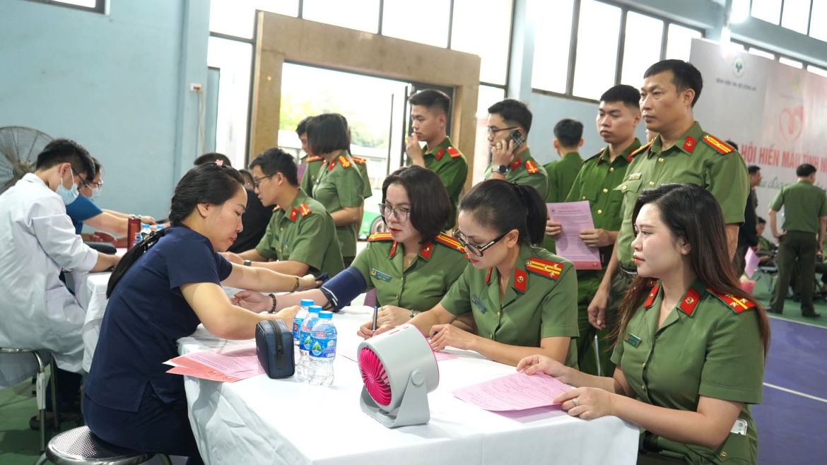 gan 800 can bo, chien sy cong an thai nguyen tham gia ngay hoi hien mau hinh anh 1