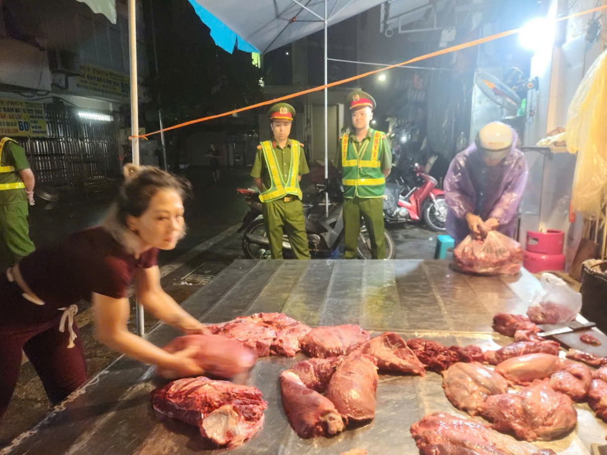 kiem tra dot xuat khu ban buon thit bo lon o ha noi luc rang sang hinh anh 1