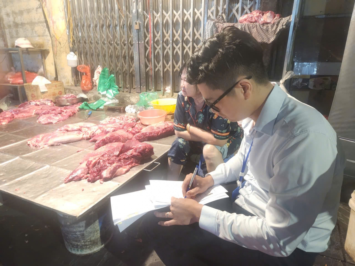 kiem tra dot xuat khu ban buon thit bo lon o ha noi luc rang sang hinh anh 4