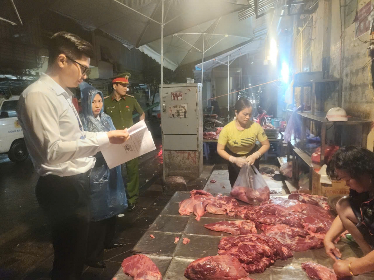 kiem tra dot xuat khu ban buon thit bo lon o ha noi luc rang sang hinh anh 3