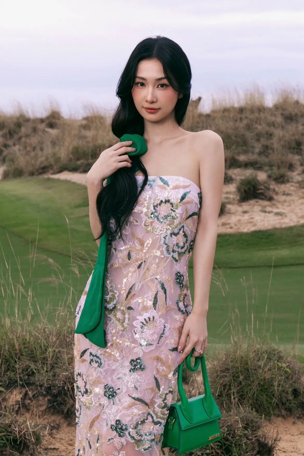 h hen nie, tieu vy cung dan hoa hau do sac nong bong voi vay he goi cam hinh anh 6
