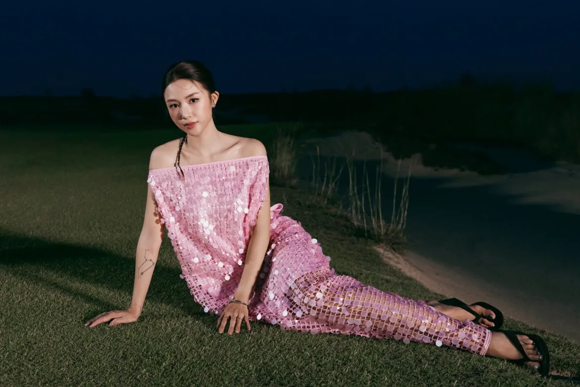 h hen nie, tieu vy cung dan hoa hau do sac nong bong voi vay he goi cam hinh anh 12