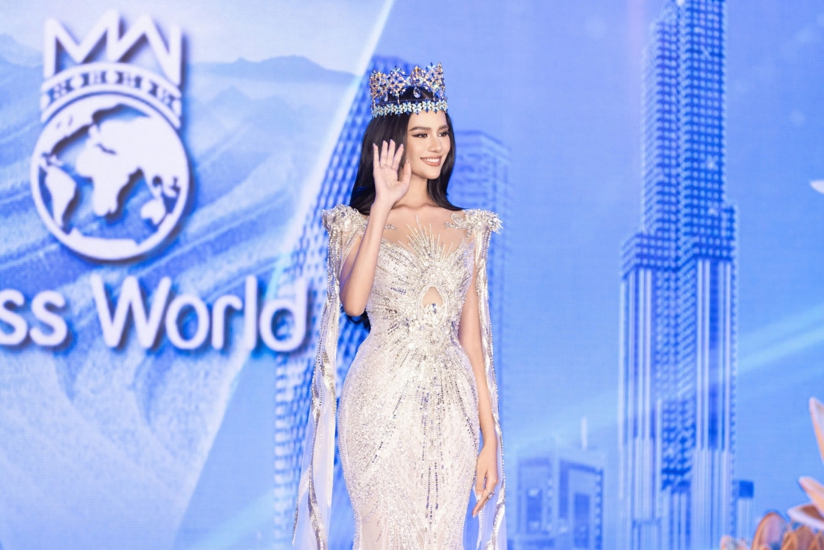 hoa hau the gioi opal suchata chuangsri khoe nhan sac rang ro tai viet nam hinh anh 1