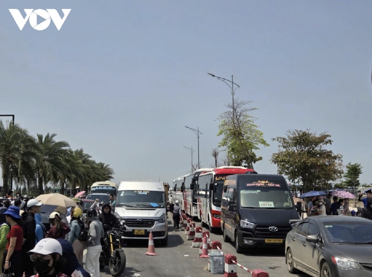tourist sites hit peak crowds during april 30 may 1 break picture 1
