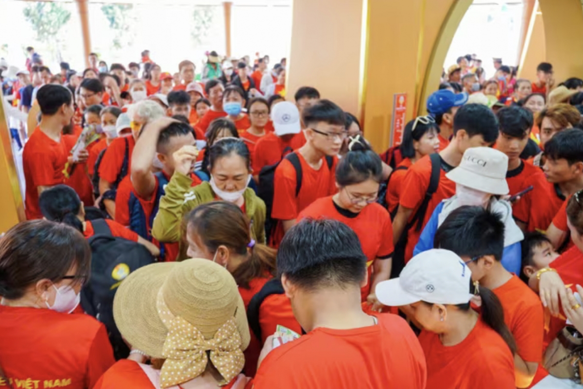 tourist sites hit peak crowds during april 30 may 1 break picture 11