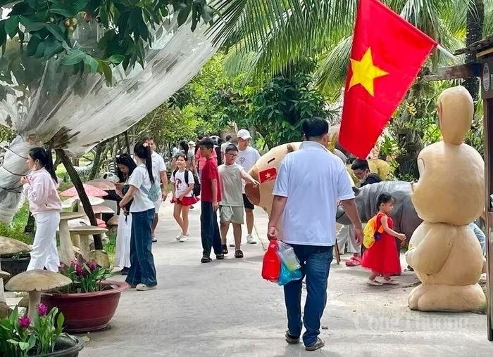 tourist sites hit peak crowds during april 30 may 1 break picture 13
