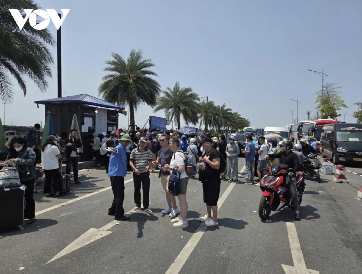 tourist sites hit peak crowds during april 30 may 1 break picture 2