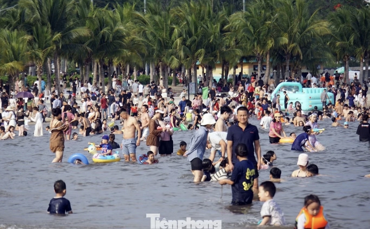 tourist sites hit peak crowds during april 30 may 1 break picture 4