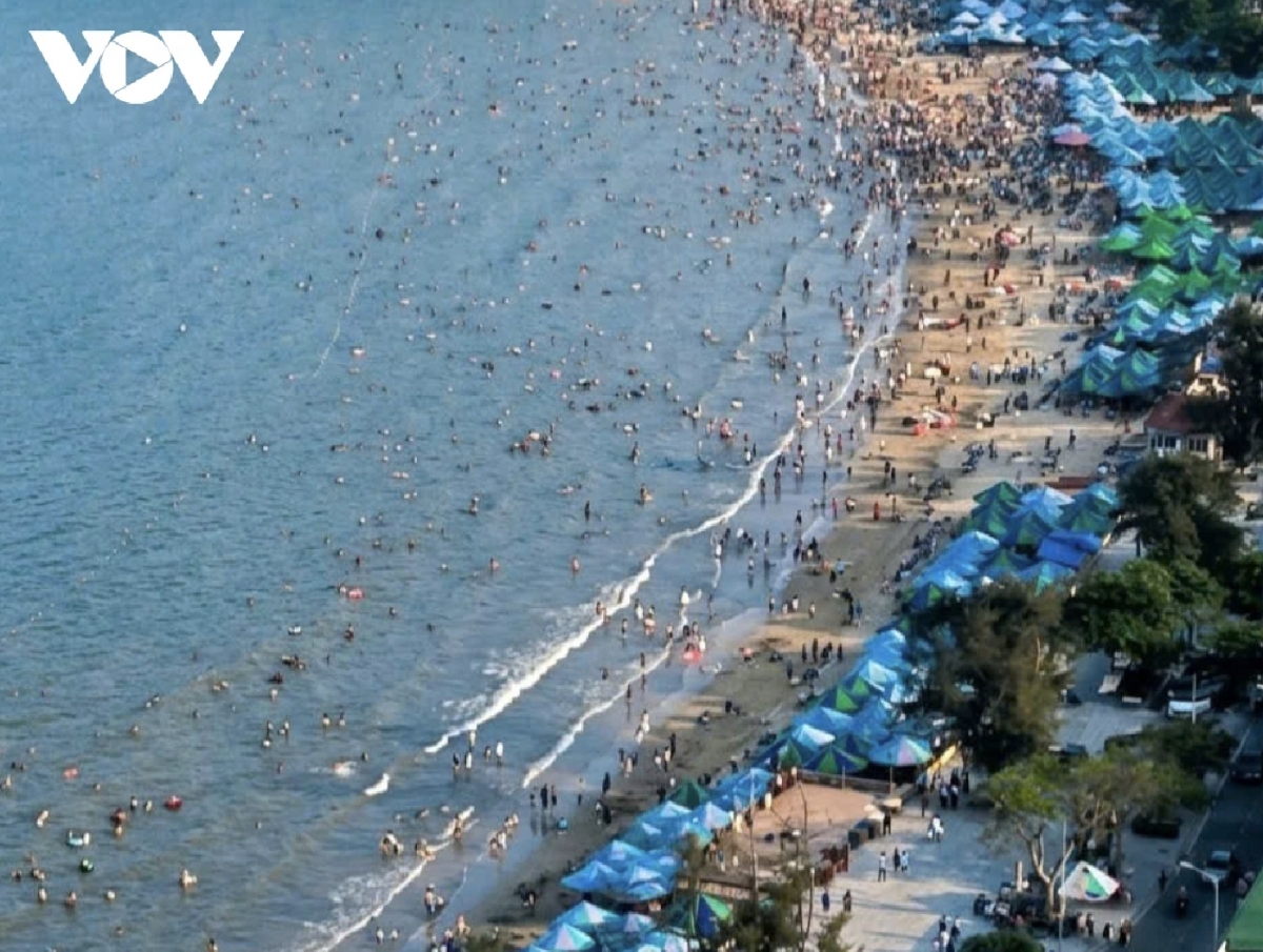 tourist sites hit peak crowds during april 30 may 1 break picture 5