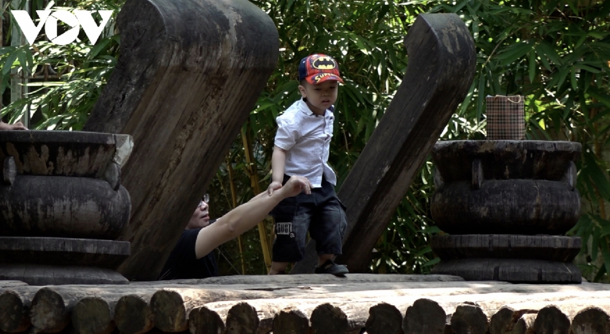 tourist sites hit peak crowds during april 30 may 1 break picture 6