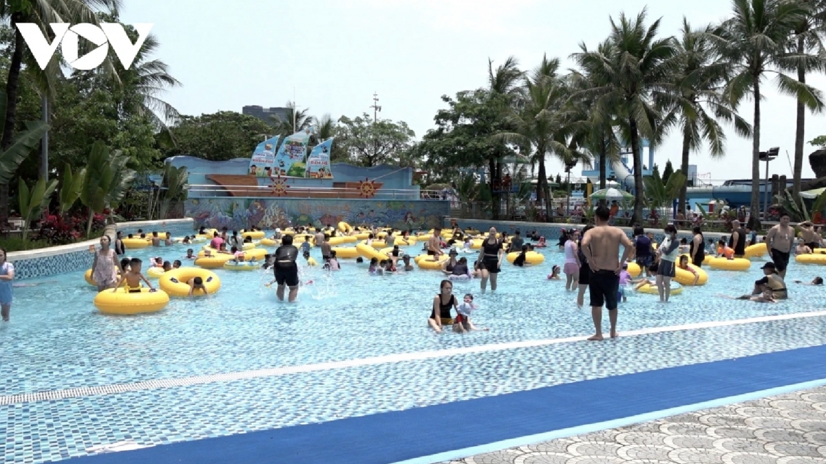 tourist sites hit peak crowds during april 30 may 1 break picture 8