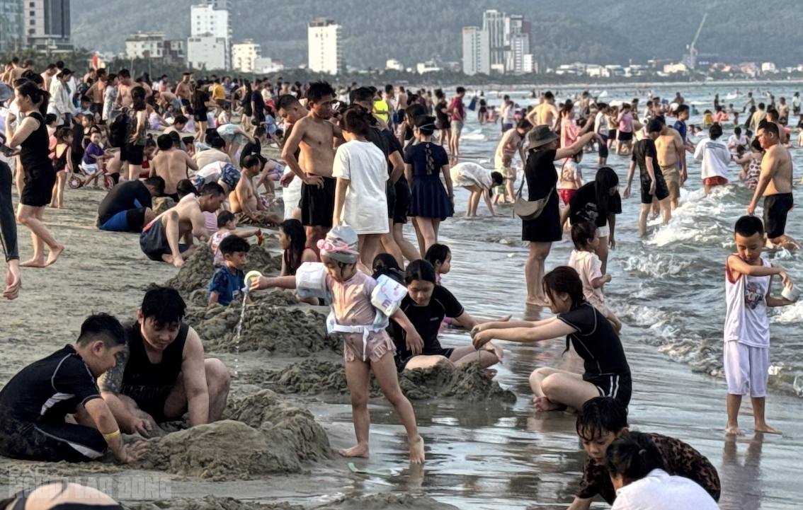 tourist sites hit peak crowds during april 30 may 1 break picture 9