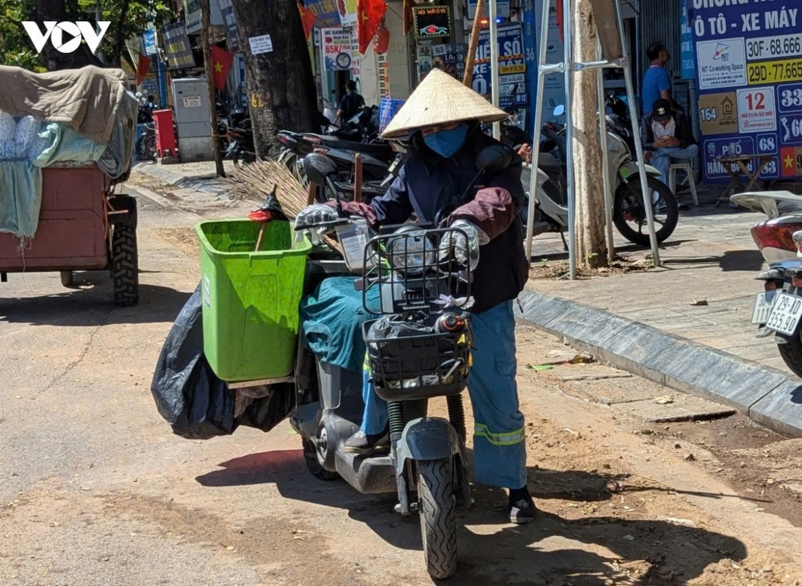 outdoor workers struggle to make a living in hanoi under scorching heat picture 10
