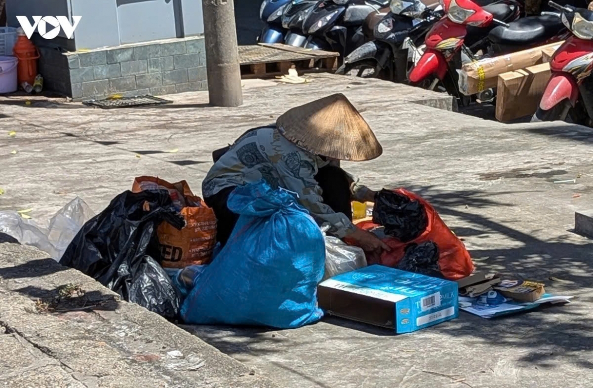 outdoor workers struggle to make a living in hanoi under scorching heat picture 13