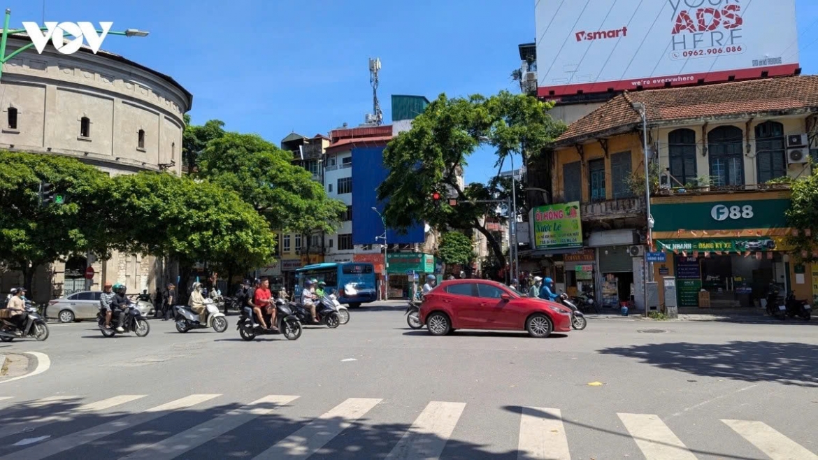 outdoor workers struggle to make a living in hanoi under scorching heat picture 2
