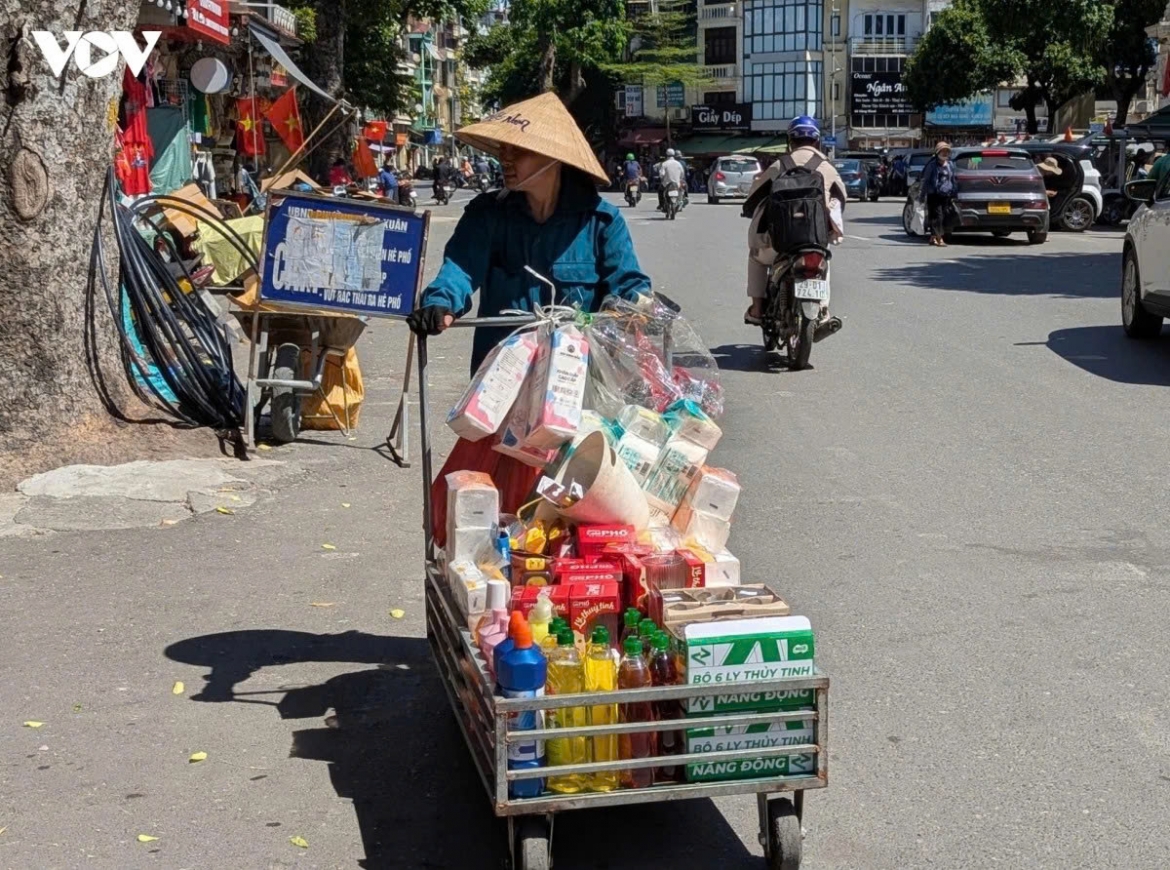 outdoor workers struggle to make a living in hanoi under scorching heat picture 3