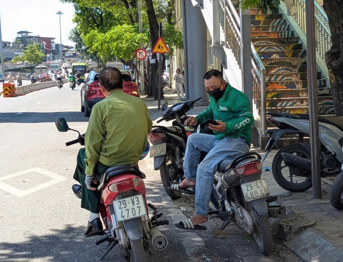 outdoor workers struggle to make a living in hanoi under scorching heat picture 4