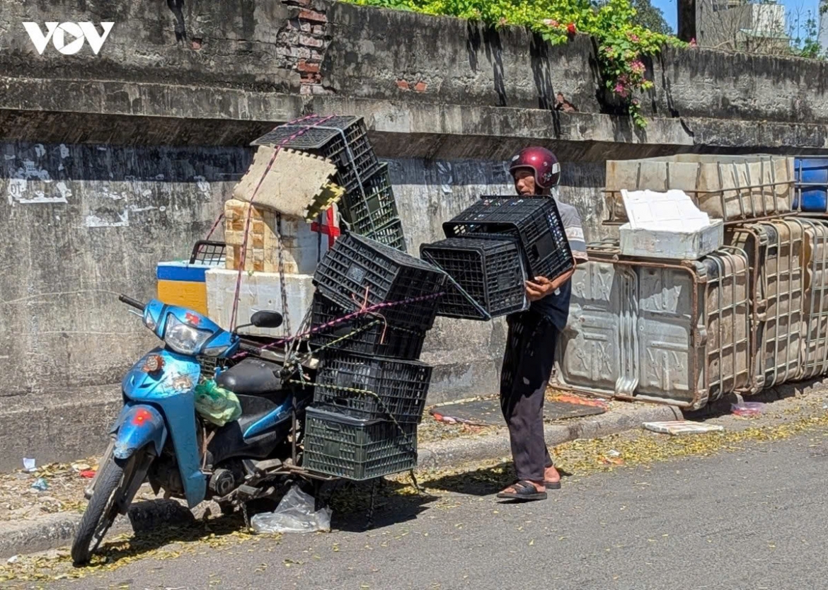 outdoor workers struggle to make a living in hanoi under scorching heat picture 5