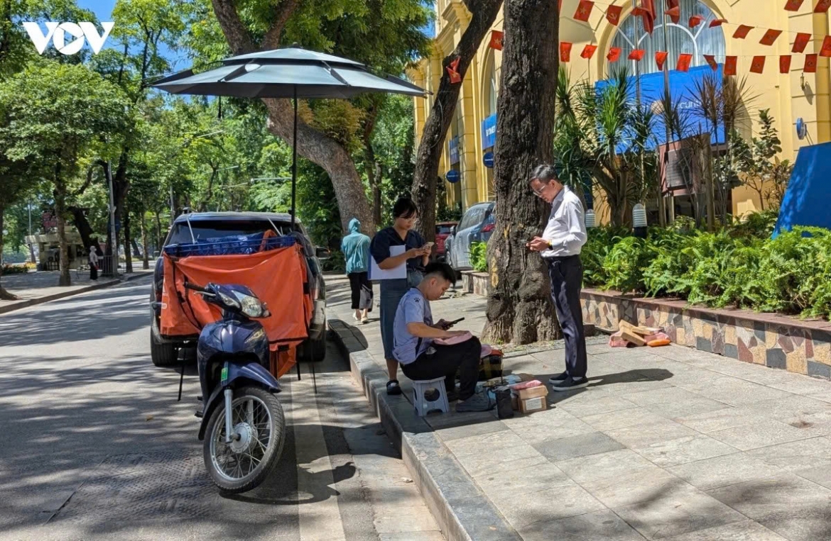outdoor workers struggle to make a living in hanoi under scorching heat picture 6