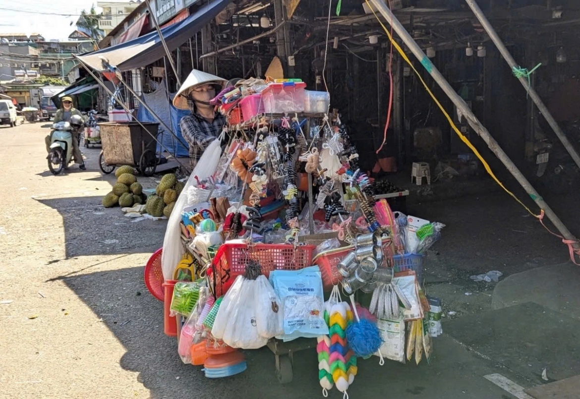 outdoor workers struggle to make a living in hanoi under scorching heat picture 7