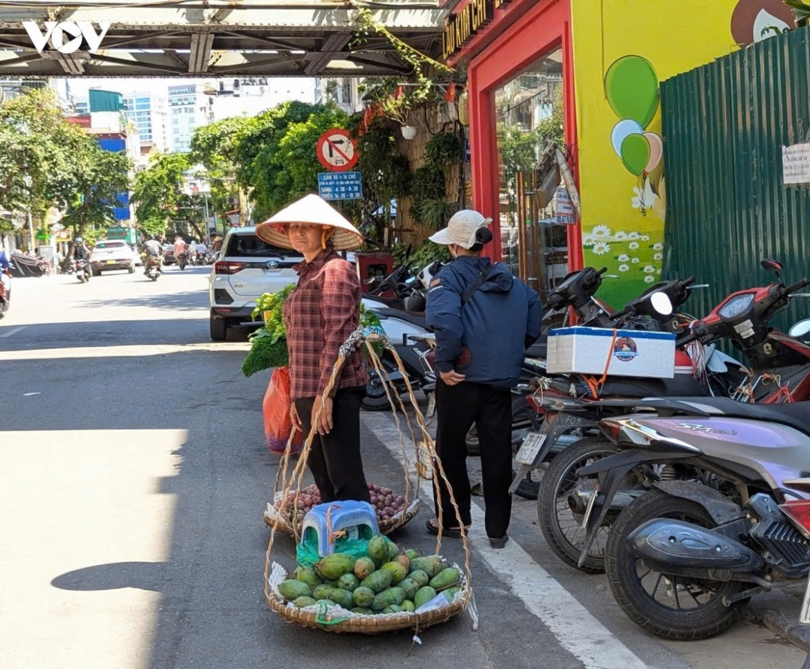 outdoor workers struggle to make a living in hanoi under scorching heat picture 8