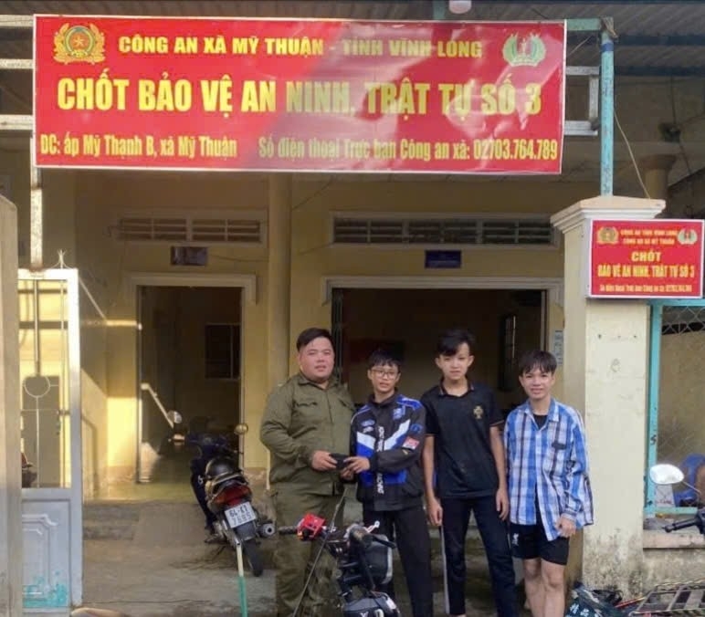 ba hoc sinh nhat duoc hon 10 trieu nho cong an xa tra lai nguoi bi mat hinh anh 1