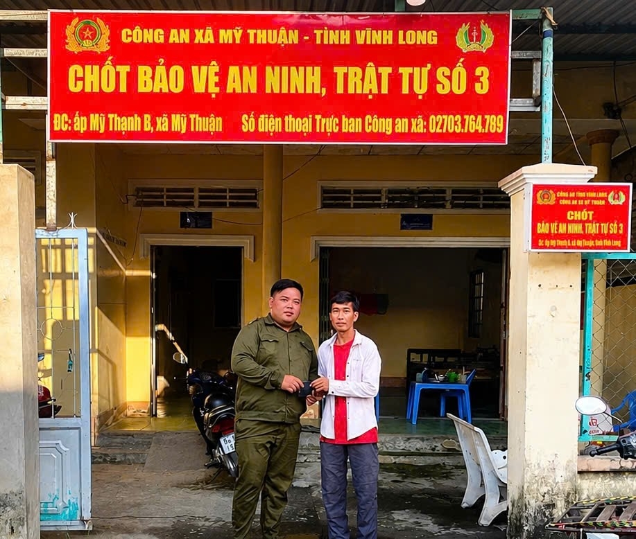 ba hoc sinh nhat duoc hon 10 trieu nho cong an xa tra lai nguoi bi mat hinh anh 2