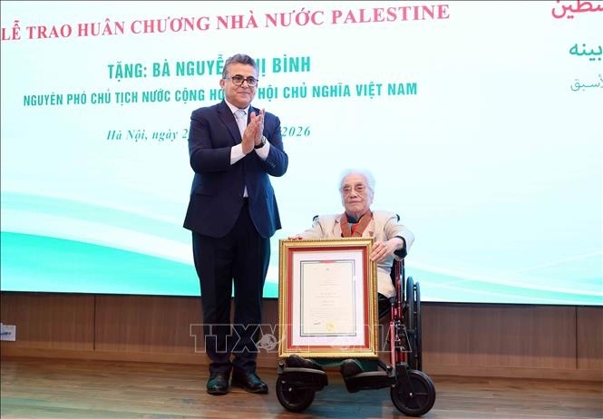 nguyen pho chu tich nuoc nguyen thi binh nhan huan chuong ngoi sao cong trang hinh anh 1