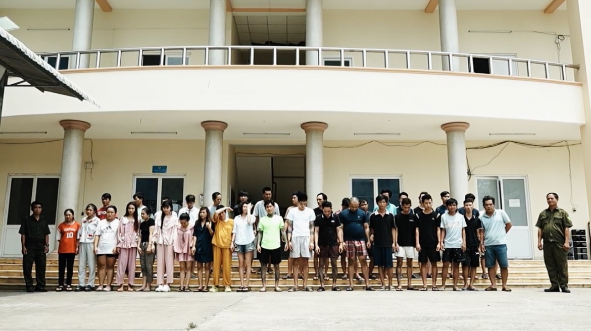 tu 1 nguoi nghien, cong an tp.hcm triet pha duong day ma tuy, bat giu 140 nguoi hinh anh 4