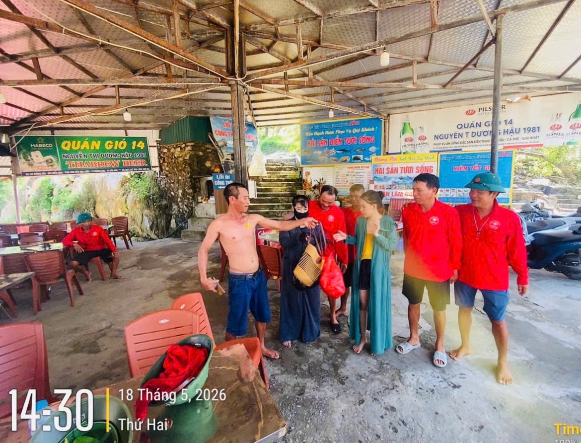 giai cuu 2 du khach bi mac ket do thuy trieu dang tai sam son, thanh hoa hinh anh 3