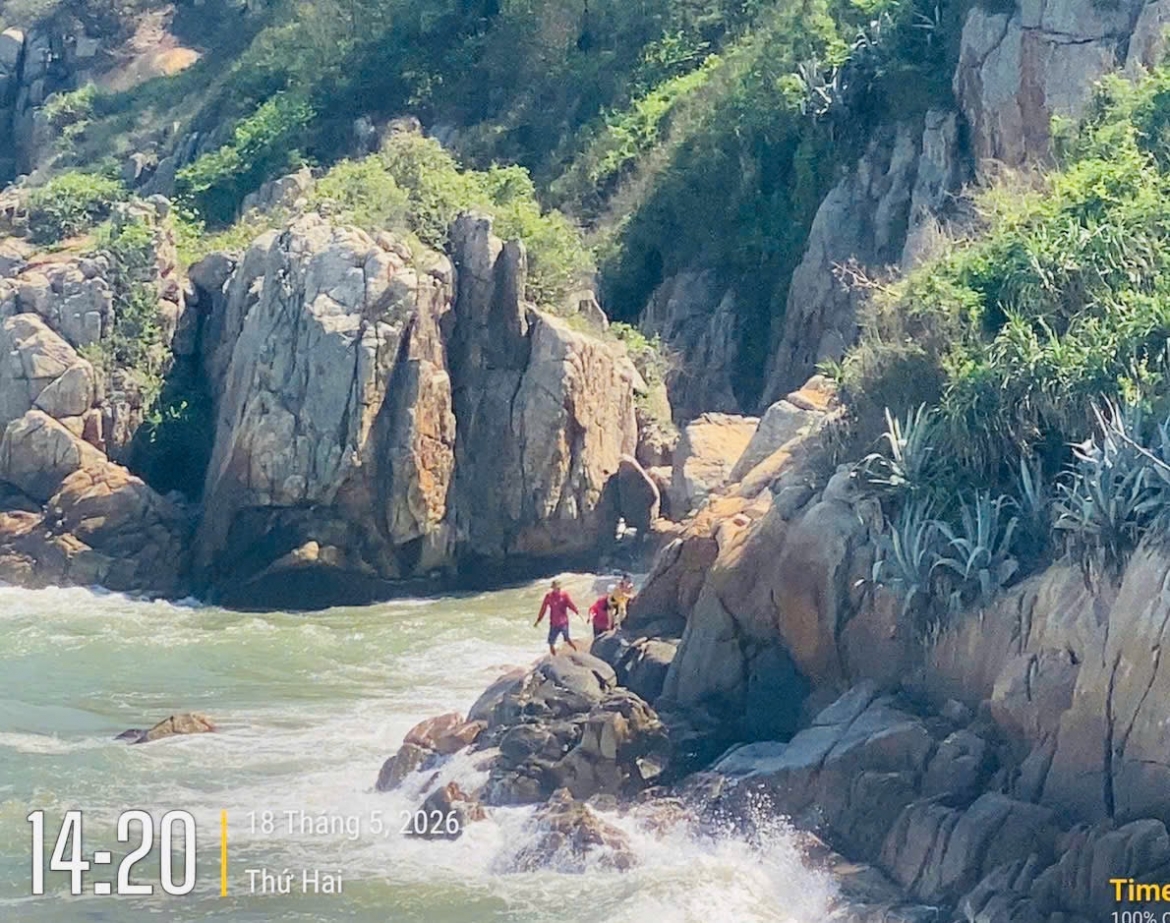 giai cuu 2 du khach bi mac ket do thuy trieu dang tai sam son, thanh hoa hinh anh 2