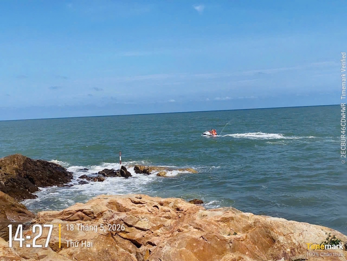 giai cuu 2 du khach bi mac ket do thuy trieu dang tai sam son, thanh hoa hinh anh 1