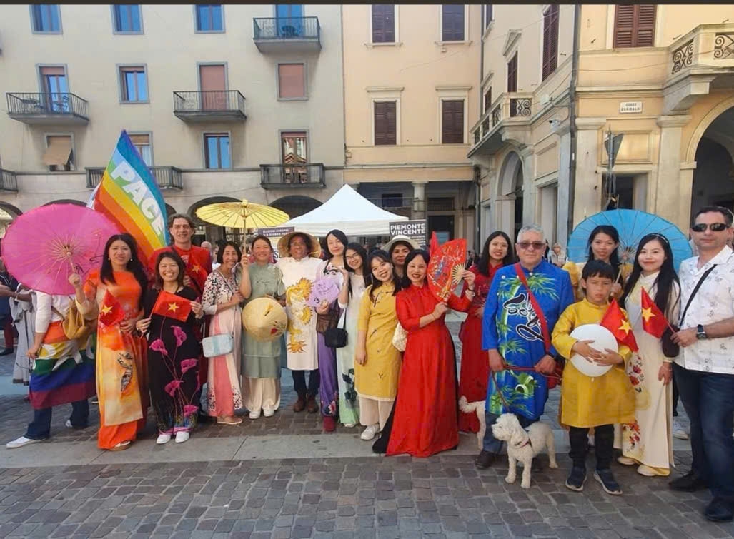 lan toa van hoa viet tai italia bang tinh yeu que huong va gia dinh hinh anh 1