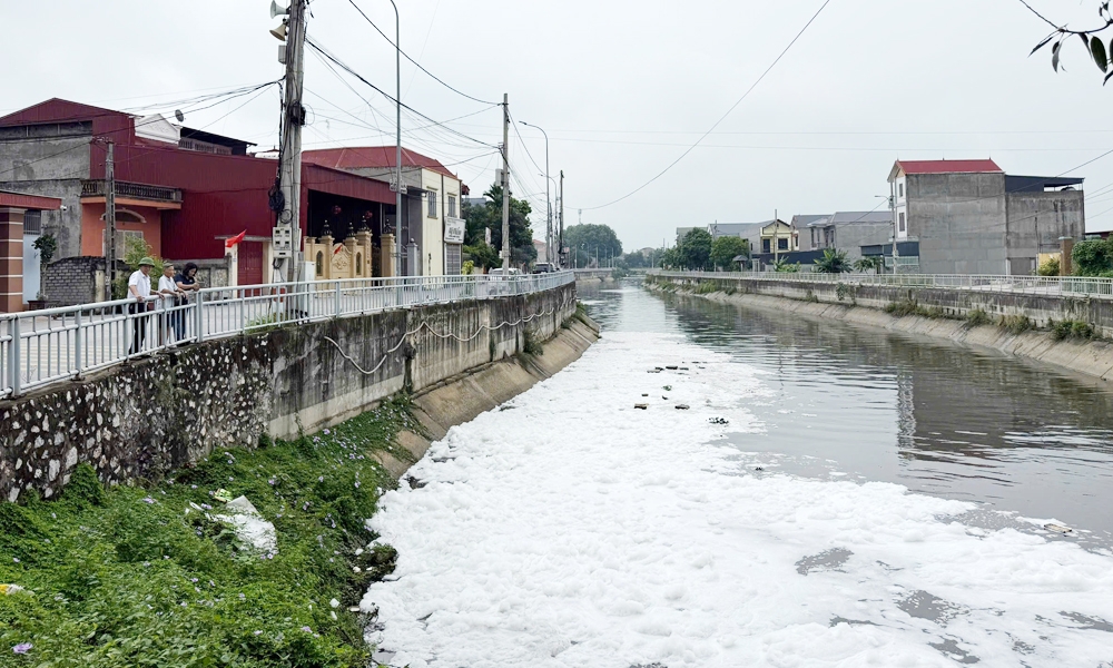 nguoi dan o bac ninh buc xuc viec kenh kim Doi o nhiem nang, nuoc den kit hinh anh 1
