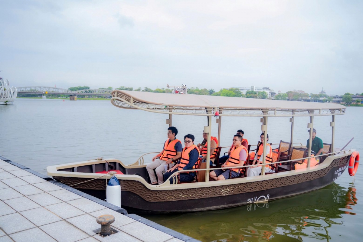 hue van hanh thi diem tour thuyen dien xanh tren 3 dong song hinh anh 3