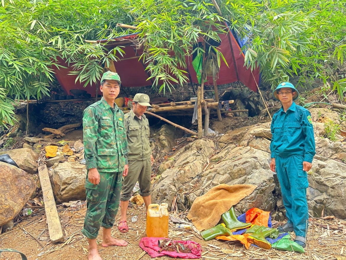 Lập chốt chặn “vàng tặc” ở khu vực khe Bùn và khe Li Leng xã A Lưới 1