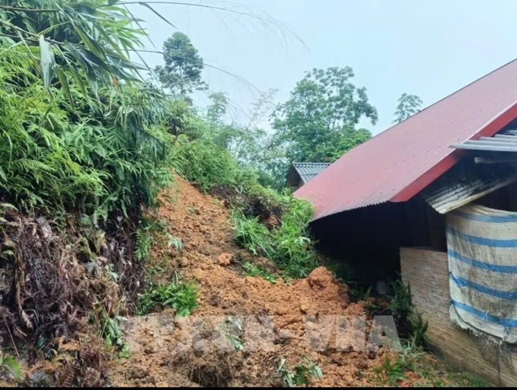 lao cai san sang so tan, di doi nguoi va tai san ra khoi khu vuc nguy hiem hinh anh 1