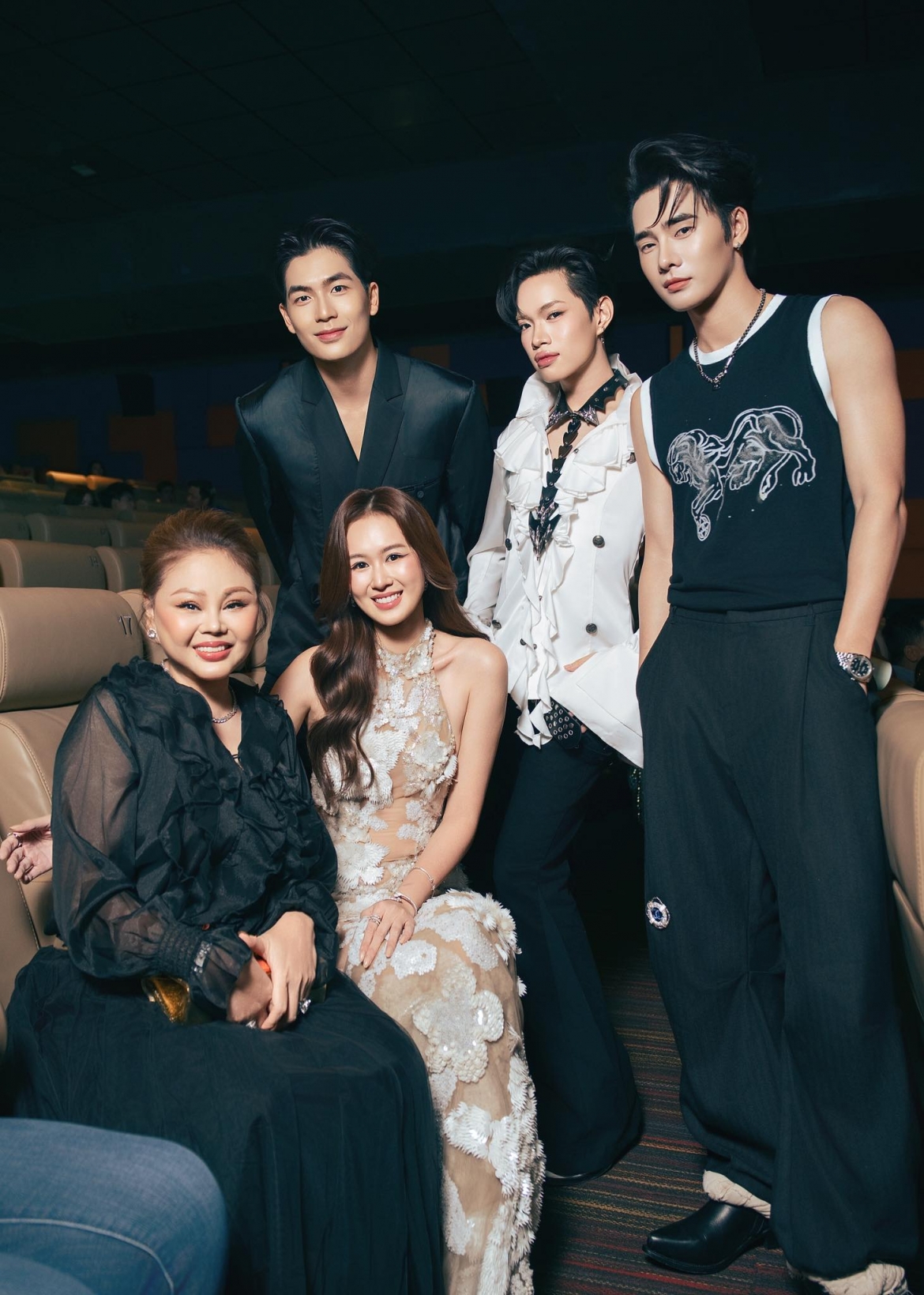 le giang len tieng vu bi moi ra khoi rap phim hinh anh 1
