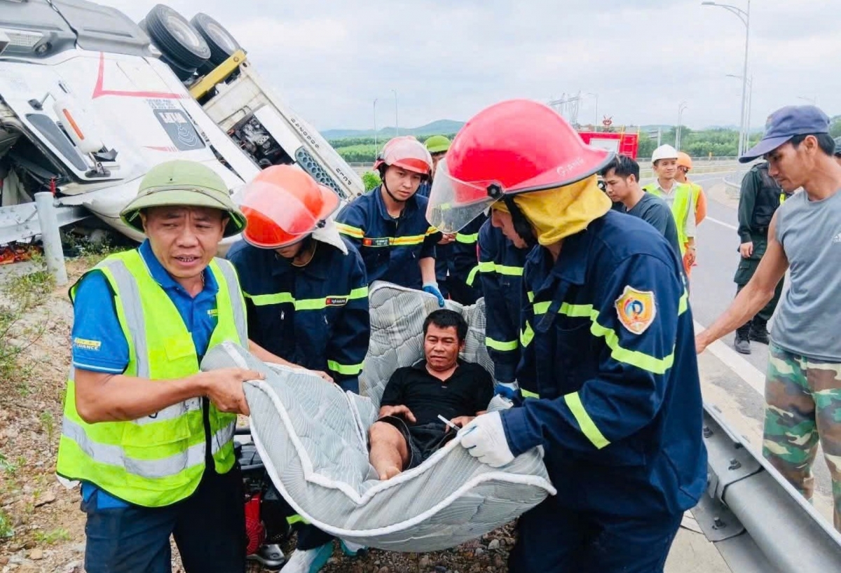 giai cuu tai xe mac ket sau vu lat xe dau keo tren cao toc o quang tri hinh anh 1