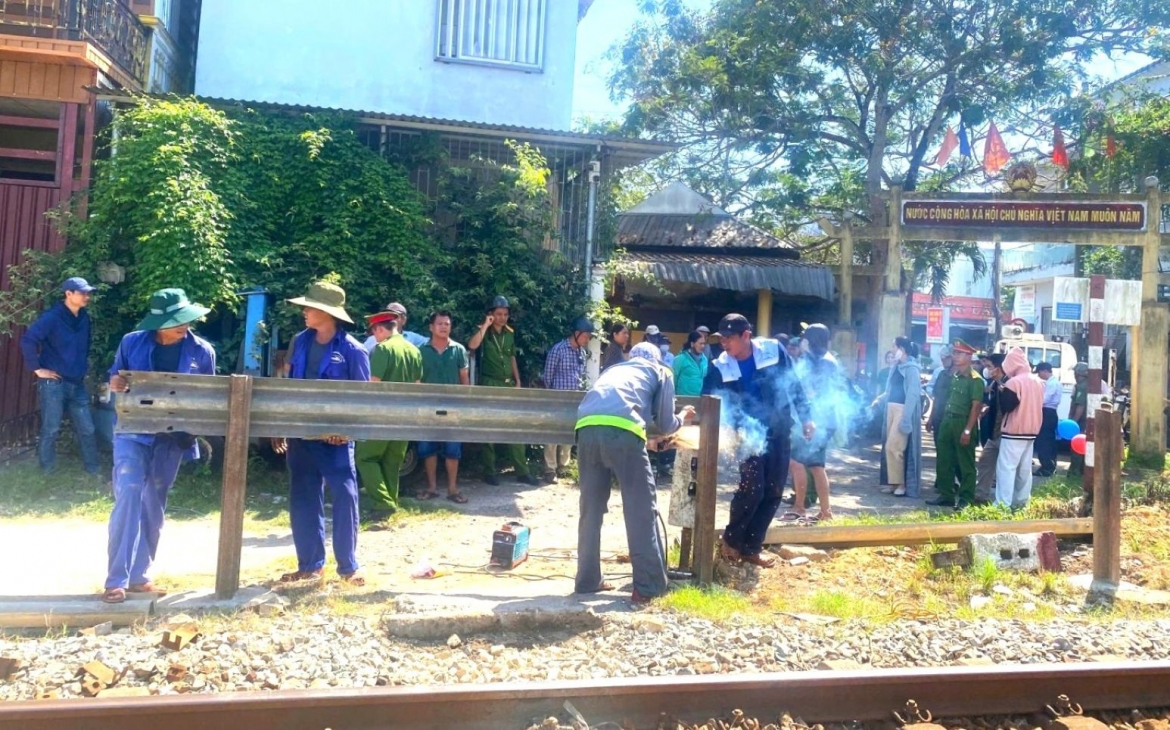 rao dong loi di tu mo nguy hiem bang qua duong sat o hue hinh anh 1