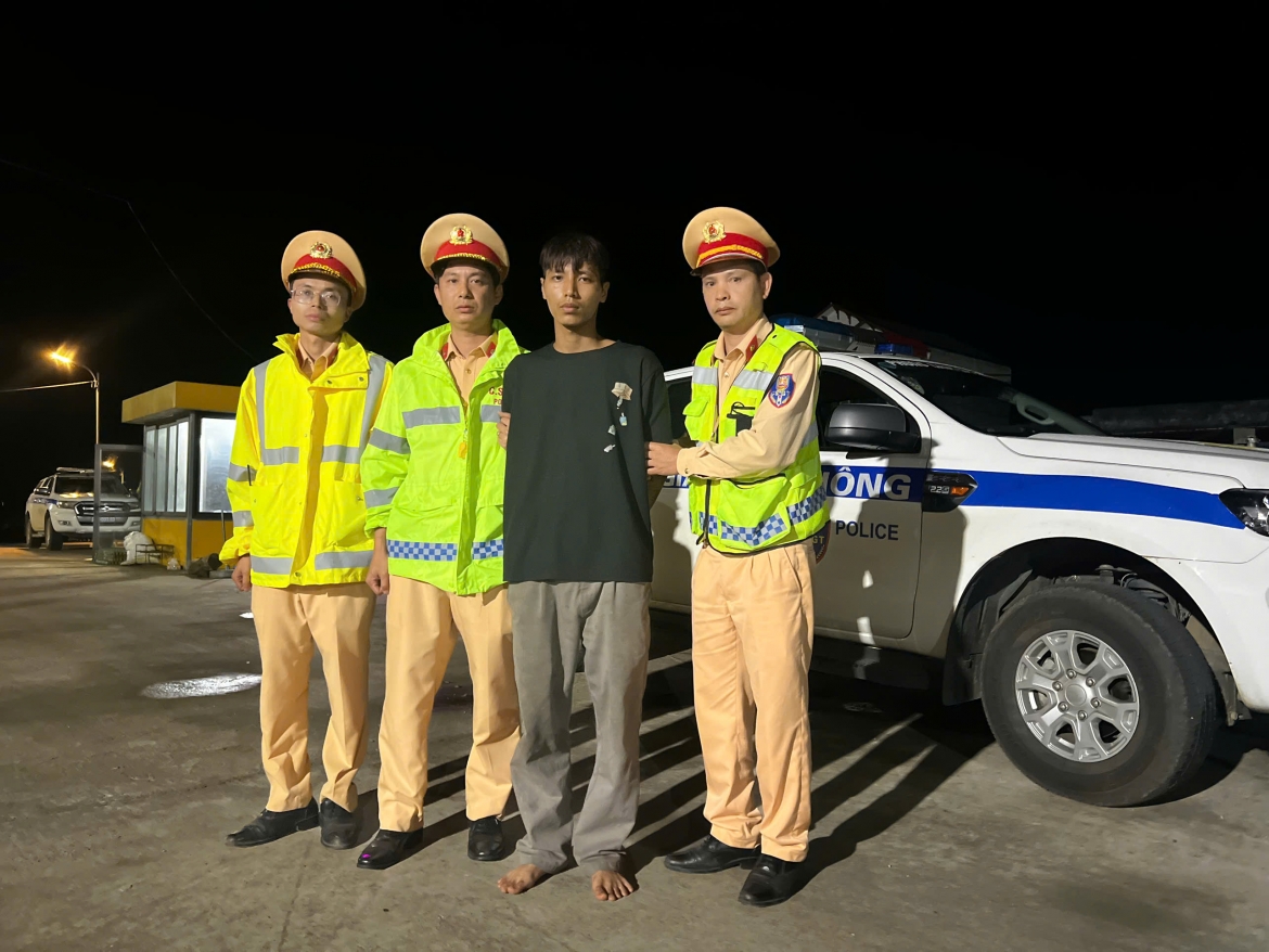 bat giu doi tuong cuop dien thoai khi dang bo tron o son la hinh anh 1