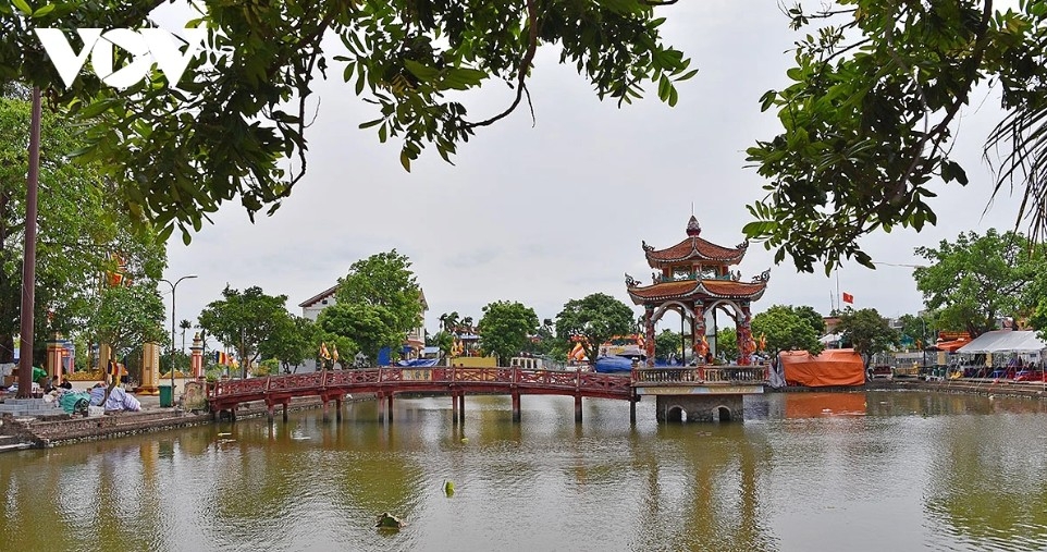 inside ninh binh s over-500-year-old hundred-room pagoda picture 15